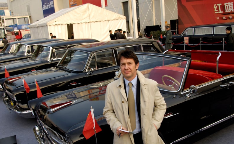 Frank Paul janssen at China Motorshow 1997 in front of chinese black cars from the government