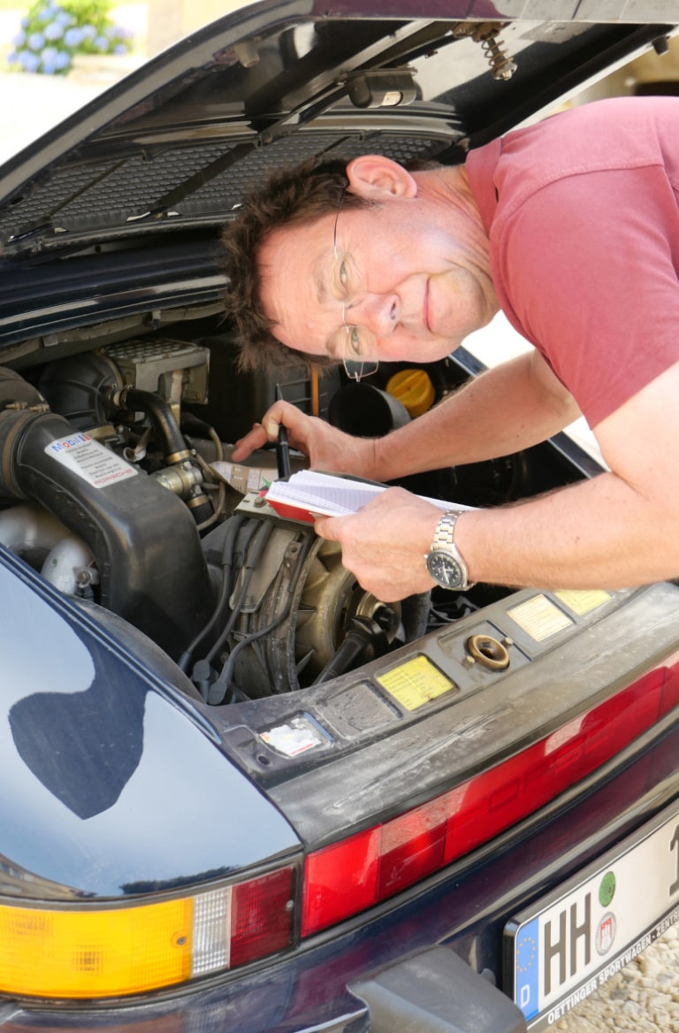 Frank Paul Janssen is checking a Porsche 911 engine