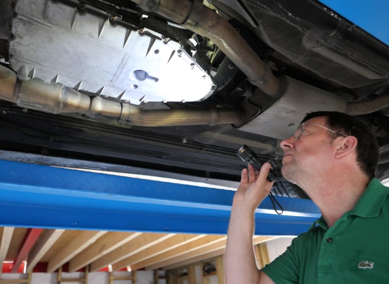 Frank Paul Janssen is inspecting a Jaguar